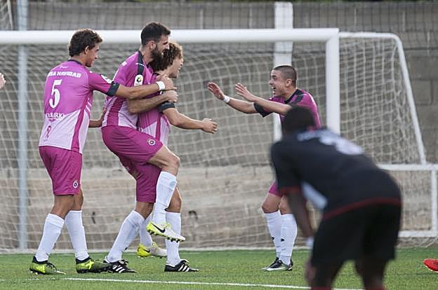 El Escobedo ha sido el único equiopo capaz de ganar a la Gimnástica. En la imagen, celebran uno de sus cuatro tantos en el partido de ida. 