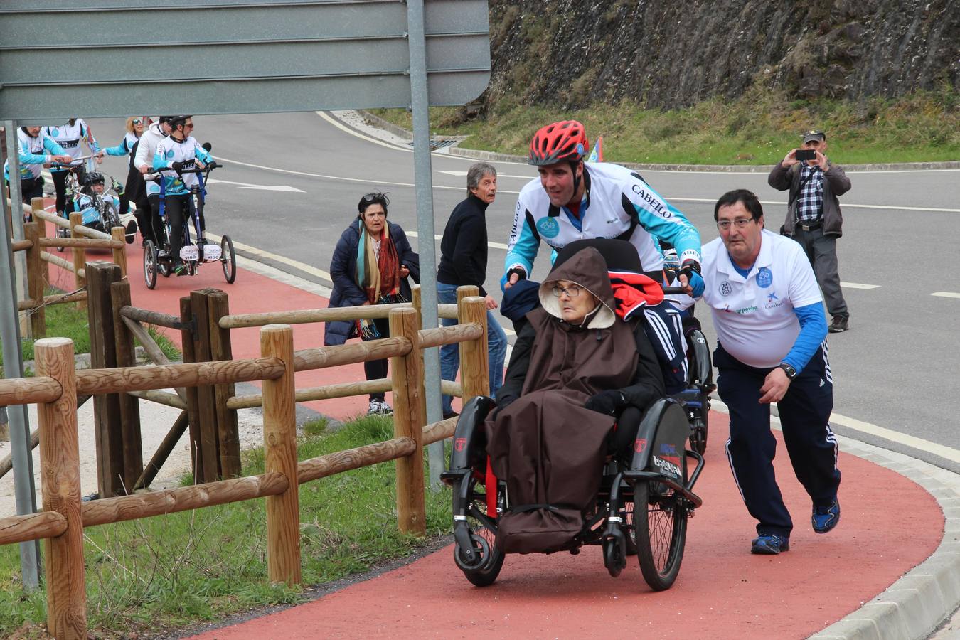 Fotos: Un grupo de personas con discapacidad de Galicia se gana el jubileo en San Toribio