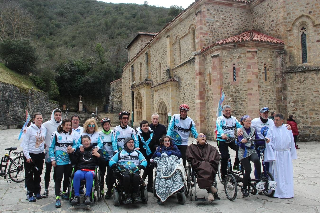 Fotos: Un grupo de personas con discapacidad de Galicia se gana el jubileo en San Toribio