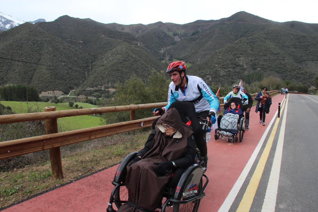 Fotos: Un grupo de personas con discapacidad de Galicia se gana el jubileo en San Toribio