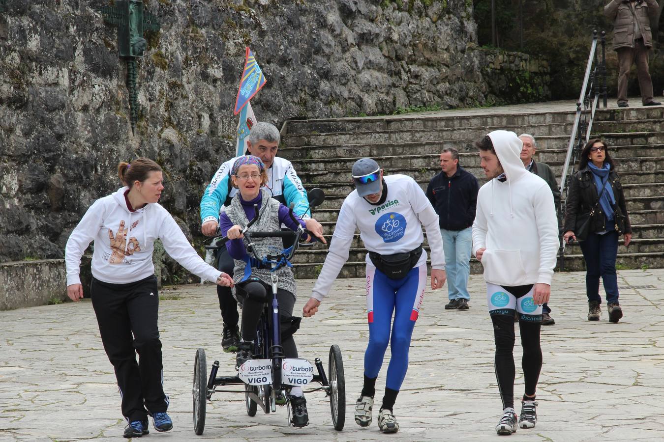 Fotos: Un grupo de personas con discapacidad de Galicia se gana el jubileo en San Toribio