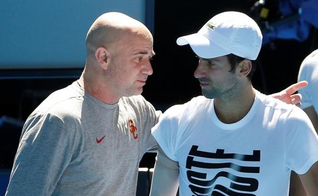 Andre Agassi (i) con Novak Djokovic en el pasado Open de Australia. 