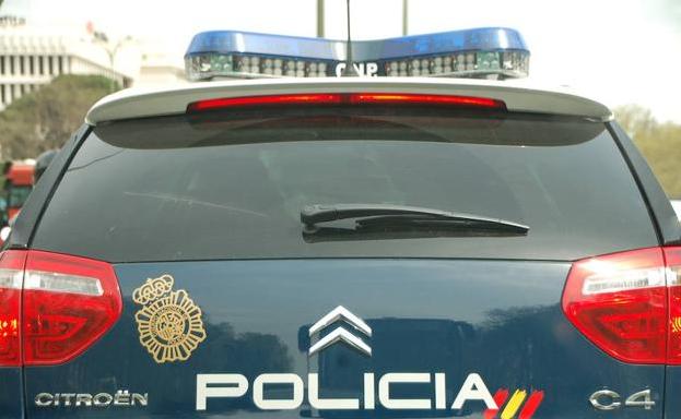 Rompe la mandíbula a su pareja y la encierra junto a su hijo menor en una reunión de amigos en Valencia