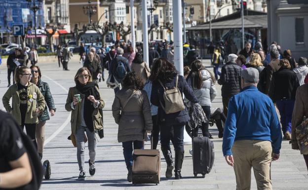 Imagen principal - La ocupación en Semana Santa se queda en el 80% por el «brutal impacto» de la previsión del tiempo