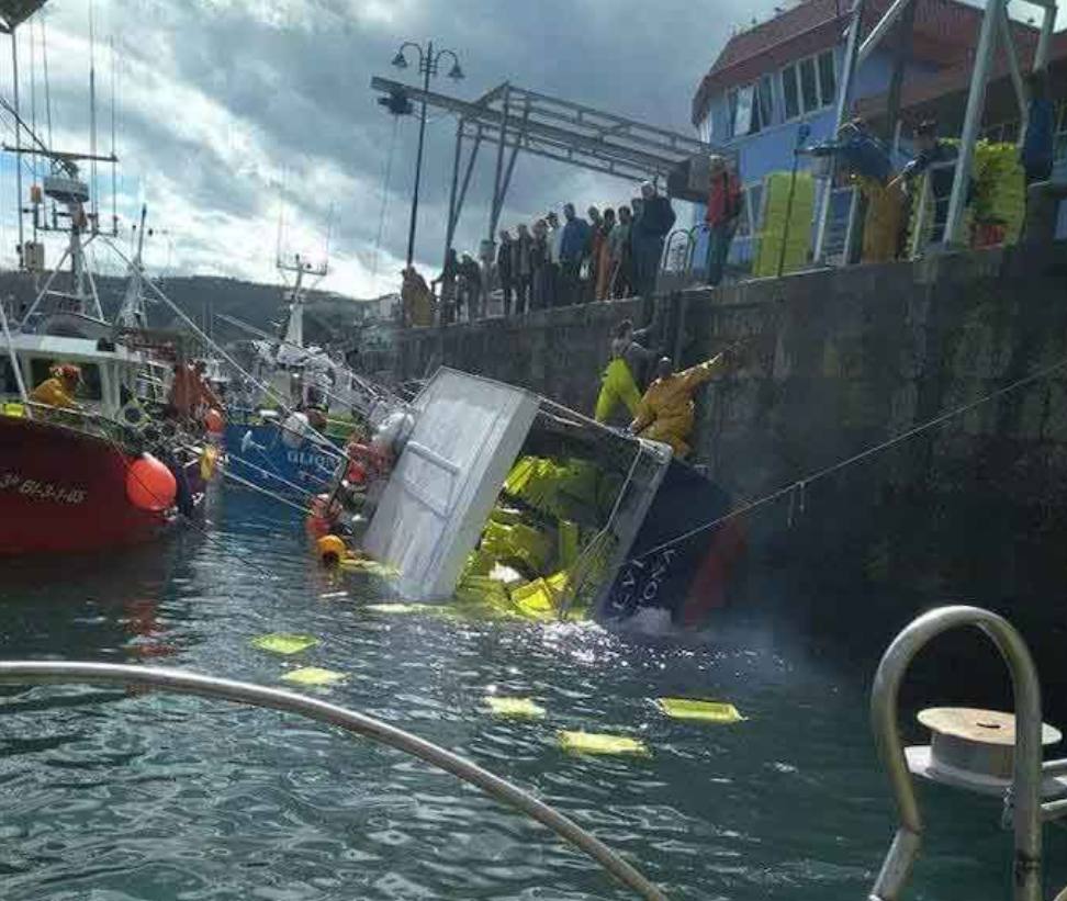 Fotos: Se hunde el barco santoñés &#039;Alvi&#039; en el puerto de Lastres