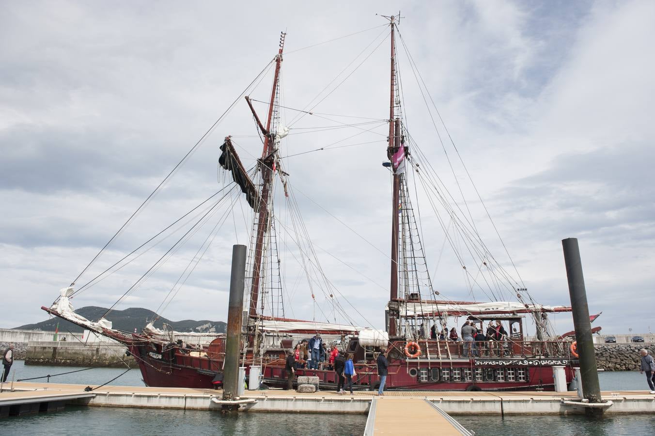 Fotos: La goleta &#039;Atyla&#039; atraca en el puerto de Laredo