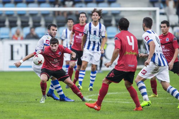 Jugadores de la Gimnástica y del Escobedo en un lance del juego en el partido que enfrentó a ambos equipos en El Malecón.