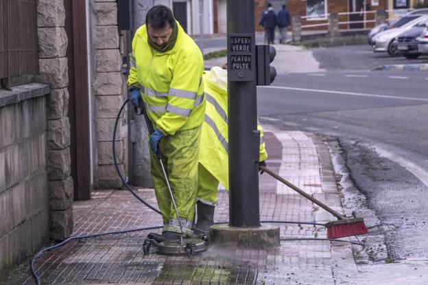 Un trabajador del Ayuntamiento limpia las aceras del municipio.