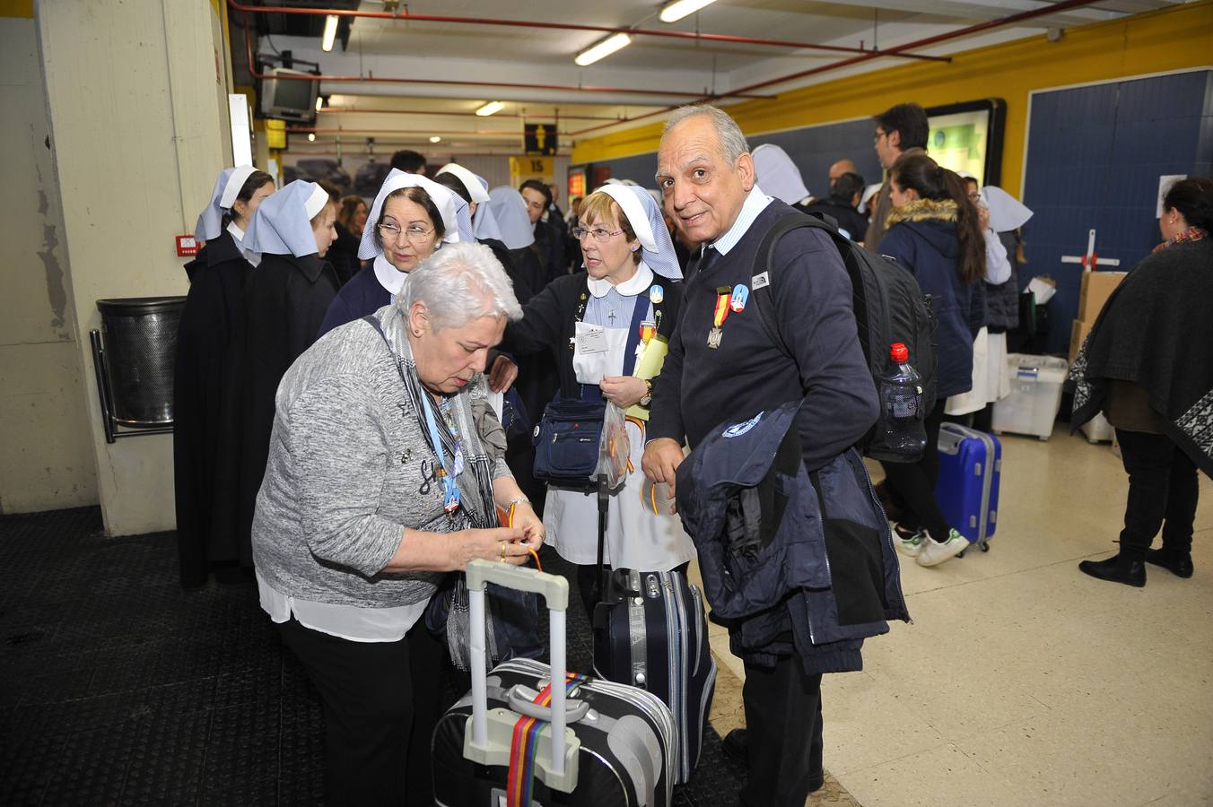 Un total de 475 cántabros participan en la peregrinación anual a Lourdes, desde este lunes hasta el 6 de abril. Entre los viajeros se encuentra, como es tradicional, el obispo de Santander, Manuel Sánchez Monge.