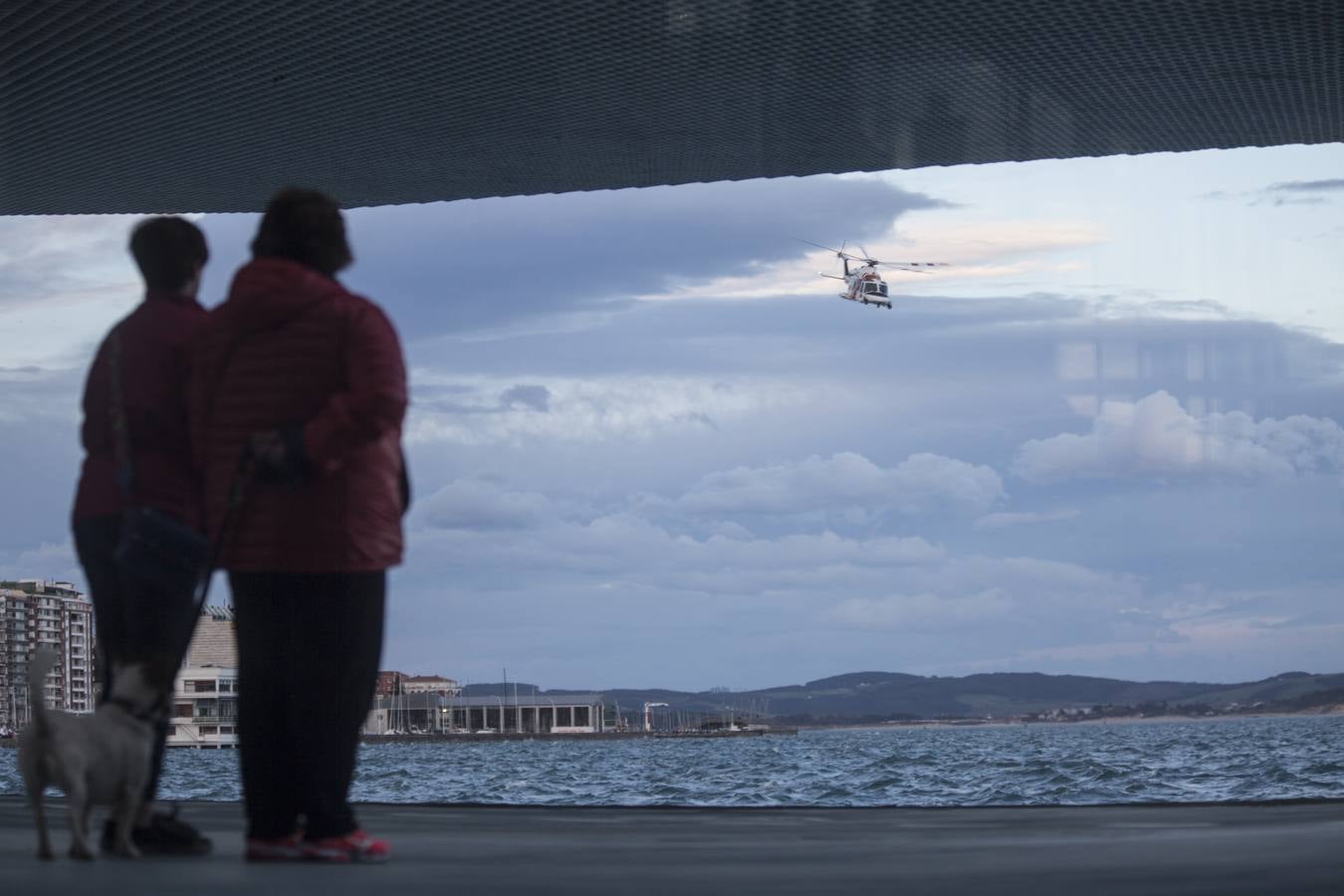 Fotos: Muere el piloto de un barco hundido esta tarde en la bahía de Santander