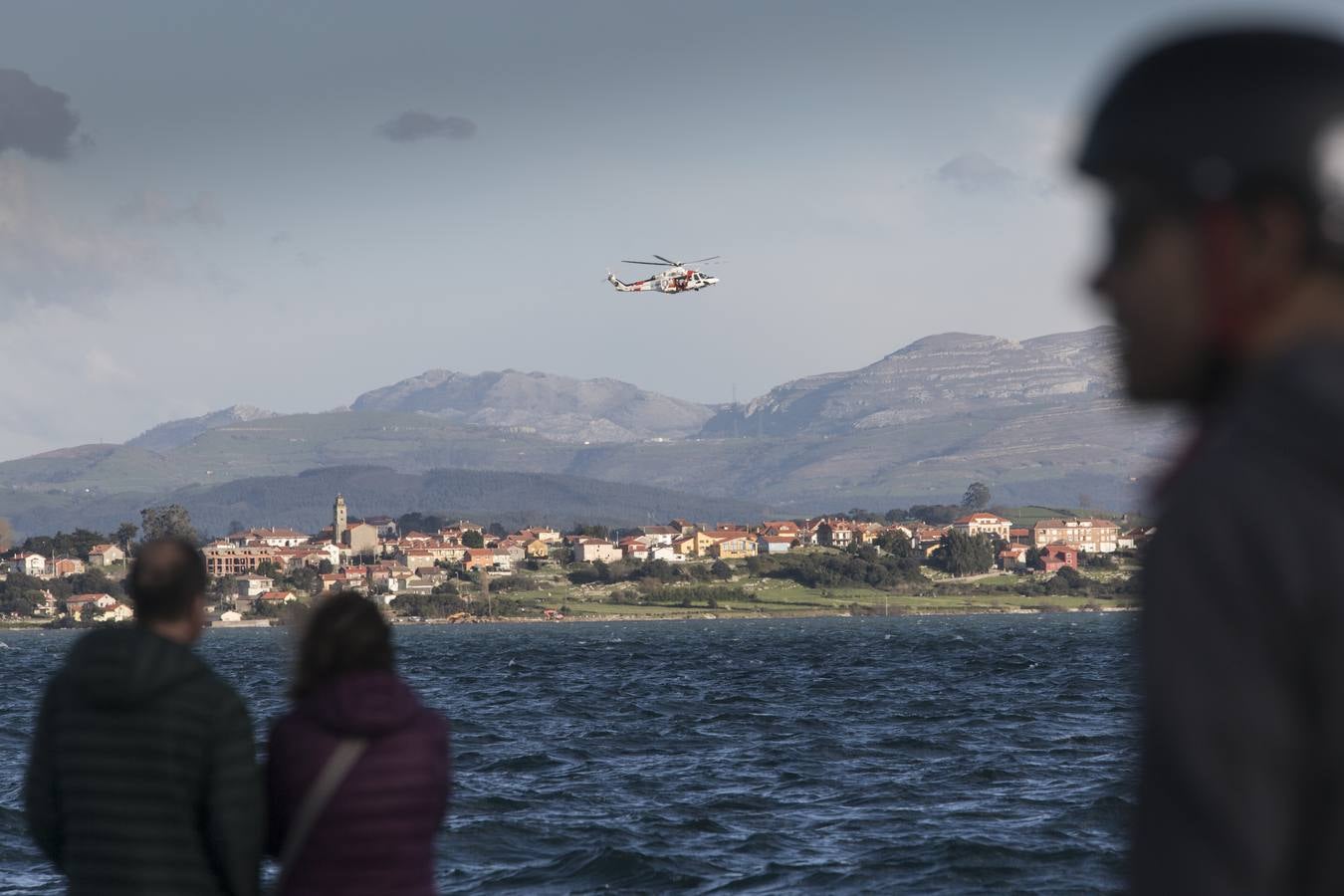 Fotos: Muere el piloto de un barco hundido esta tarde en la bahía de Santander