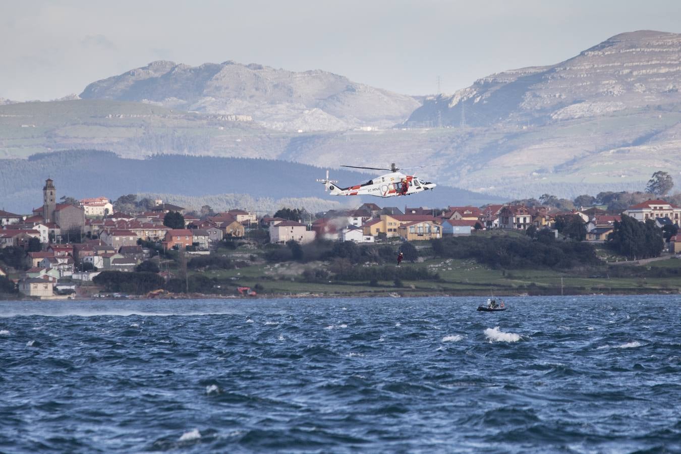 Fotos: Muere el piloto de un barco hundido esta tarde en la bahía de Santander