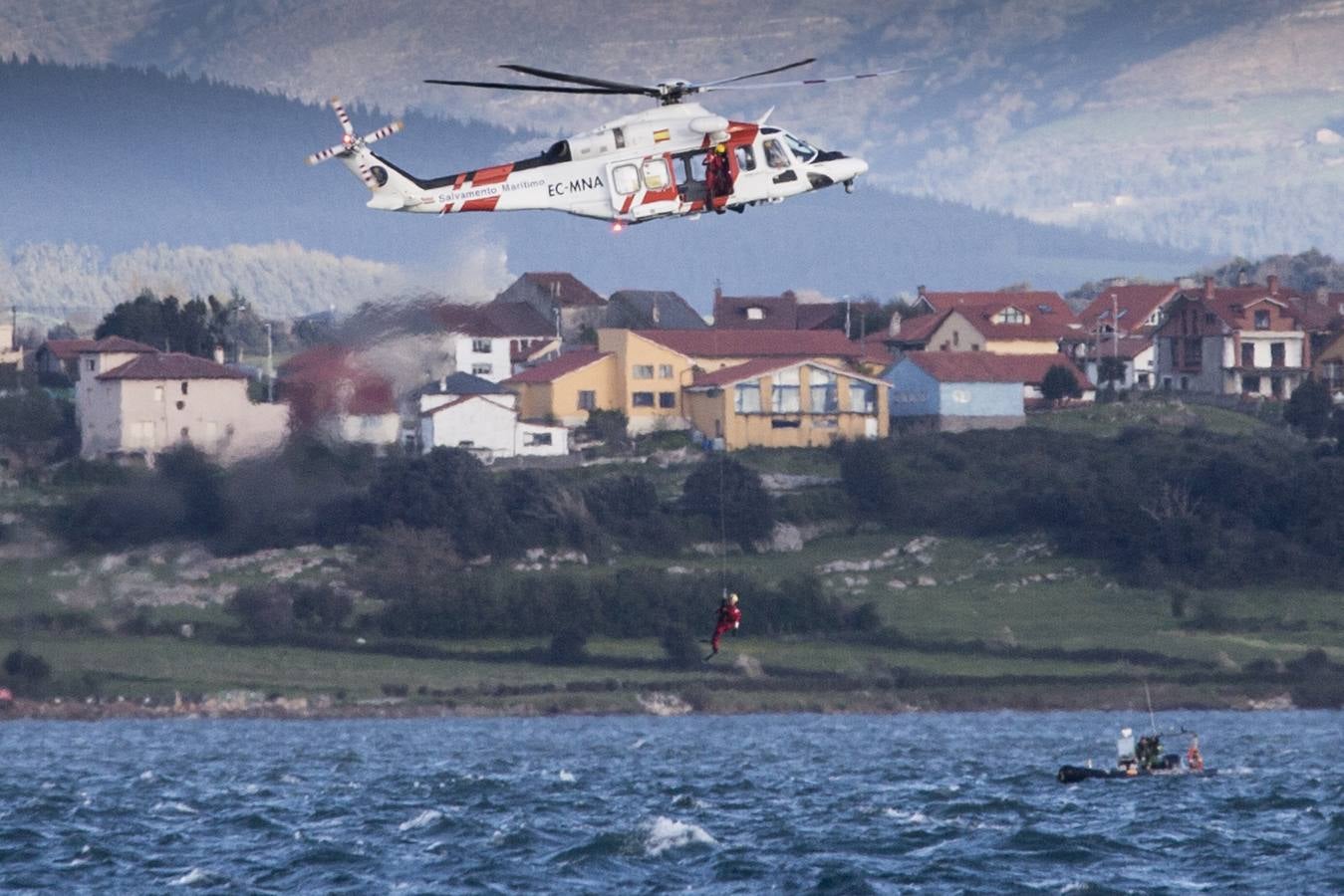 Fotos: Muere el piloto de un barco hundido esta tarde en la bahía de Santander