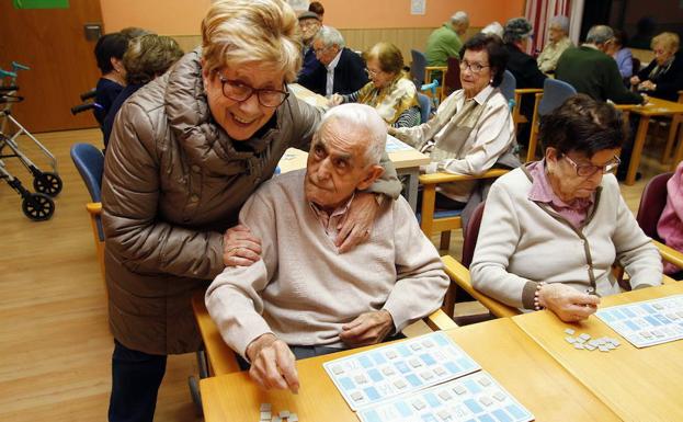 Un grupo de ancianos, en una residencia.