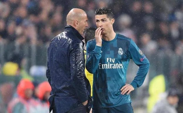 Zidane y Cristiano conversan en el Juventus Stadium. 