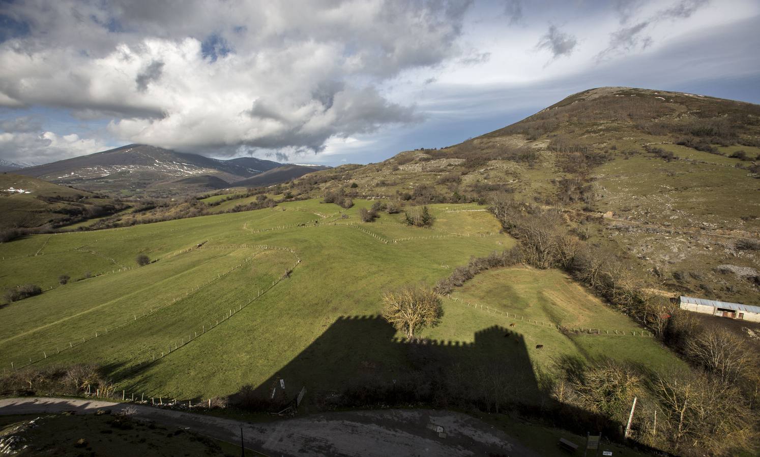 Vistas aéreas, con nieve, bajo el sol, entre las nubes, como marco de fiestas históricas, cpn exposiciones o conciertos... el castillo de Argüeso en todo su esplendor