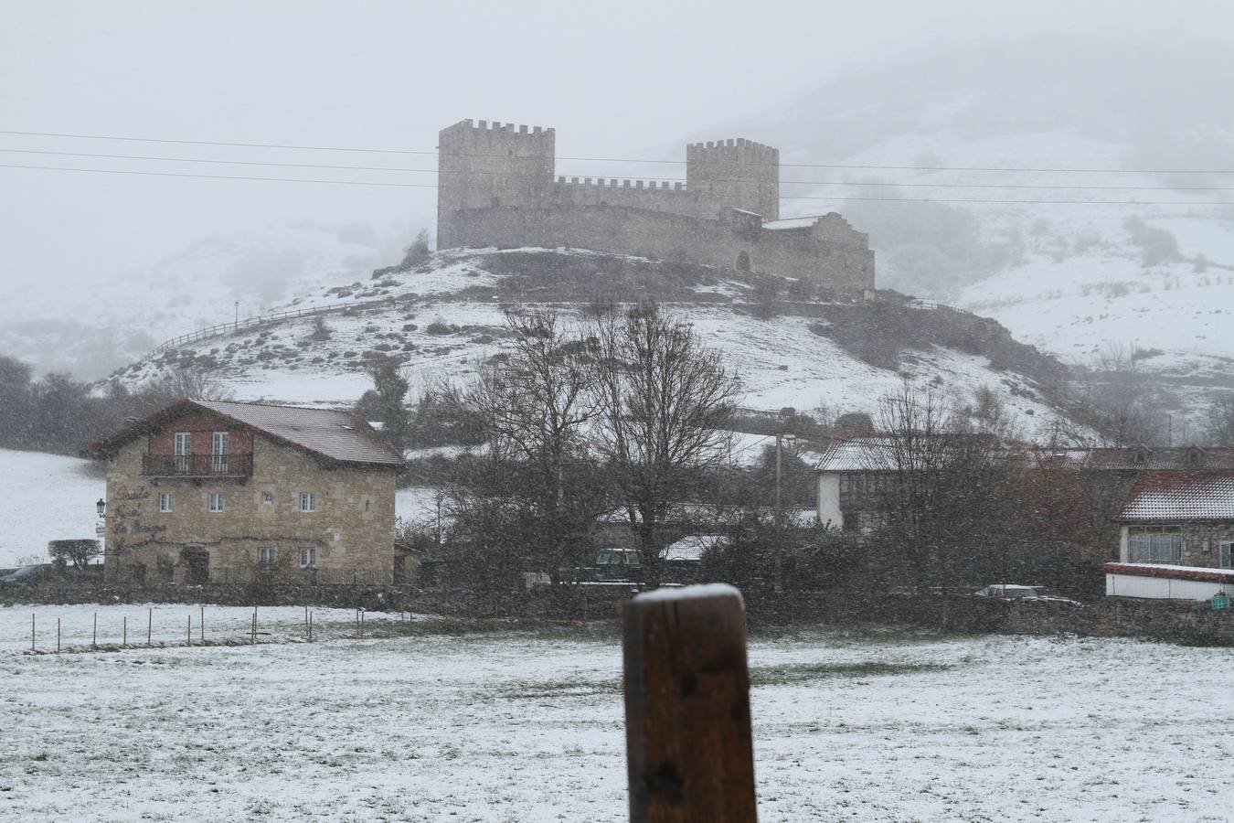 Vistas aéreas, con nieve, bajo el sol, entre las nubes, como marco de fiestas históricas, cpn exposiciones o conciertos... el castillo de Argüeso en todo su esplendor