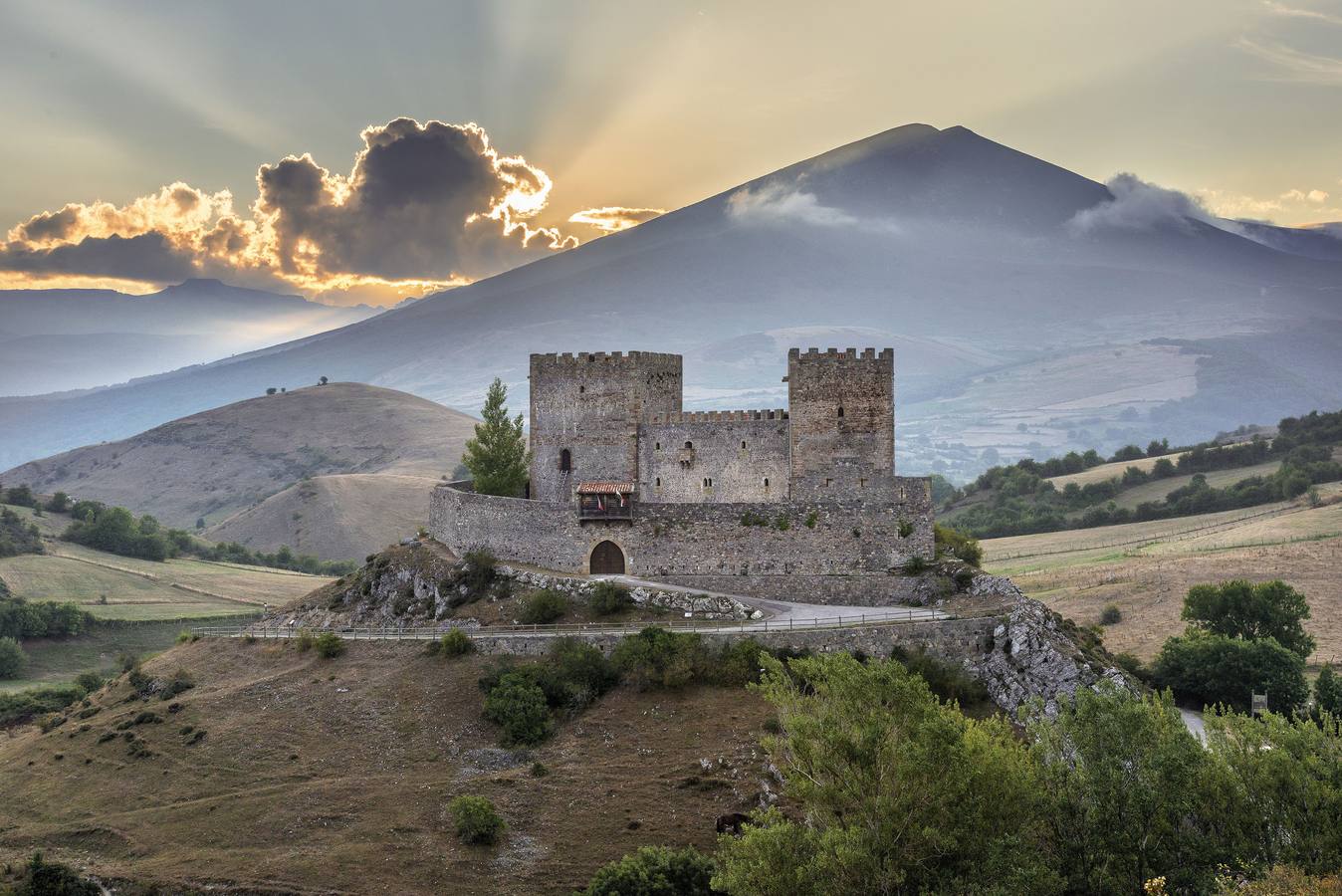 Vistas aéreas, con nieve, bajo el sol, entre las nubes, como marco de fiestas históricas, cpn exposiciones o conciertos... el castillo de Argüeso en todo su esplendor