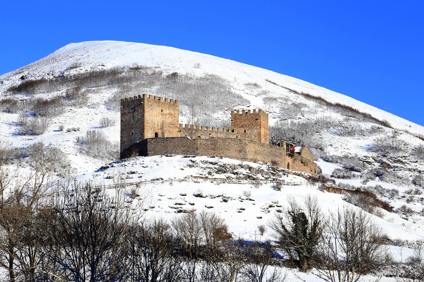 Vistas aéreas, con nieve, bajo el sol, entre las nubes, como marco de fiestas históricas, cpn exposiciones o conciertos... el castillo de Argüeso en todo su esplendor