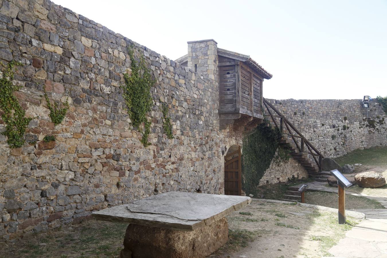 Vistas aéreas, con nieve, bajo el sol, entre las nubes, como marco de fiestas históricas, cpn exposiciones o conciertos... el castillo de Argüeso en todo su esplendor