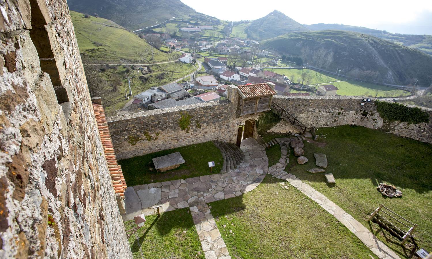 Vistas aéreas, con nieve, bajo el sol, entre las nubes, como marco de fiestas históricas, cpn exposiciones o conciertos... el castillo de Argüeso en todo su esplendor