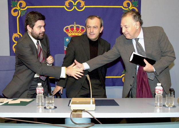 El origen. Ángel Agudo, Javier López Marcano y Santiago Díaz tras anunciar la entrada del Gobierno de Cantabria en el capital social del Racing, algo más de un año antes de la operación puente para que este último y el Grupo Sadisa abandonaran el club. Fue el prólogo del proceso que concluirá con la devolución de la marca.