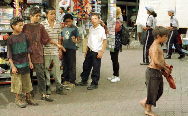 Miles de niños viven en la calle en Venezuela. 