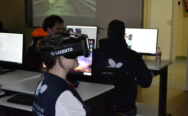 Una alumna visita el Centro de Formación navegando con las gafas de realidad virtual en la app. :