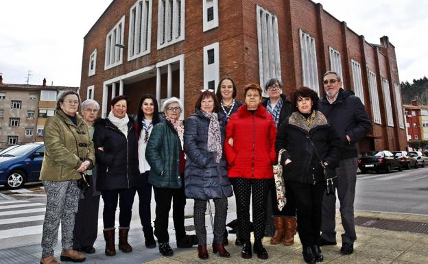 Integrantes de la comunidad parroquial, frente a la iglesia de Nuestra Señora de Covadonga y junto al padre Fernando Serrano.