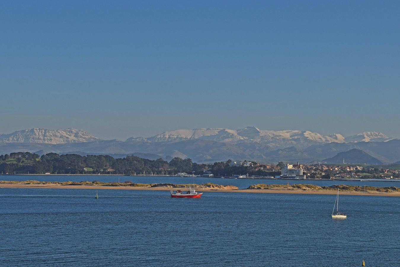 La llegada de la primavera a Cantabria hace olvidar poco a poco el duro invierno de temporales que ha vivido la región.