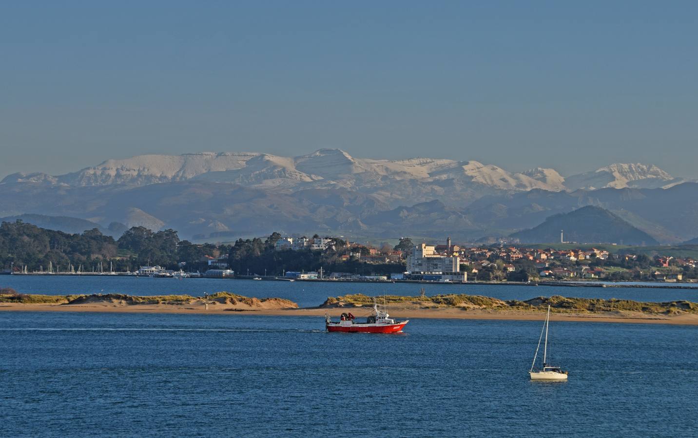 La llegada de la primavera a Cantabria hace olvidar poco a poco el duro invierno de temporales que ha vivido la región.