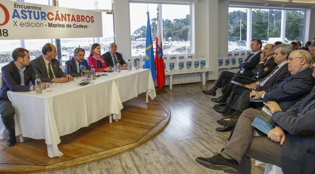 La décima edición de los Encuentros Astur-Cántabros fue presentada ayer en un acto celebrado en el puerto de Pedreña.