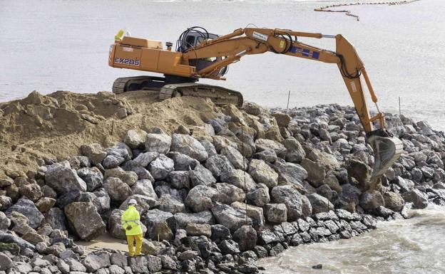 Imagen de archivo de las obras de construcción de uno de los diques.