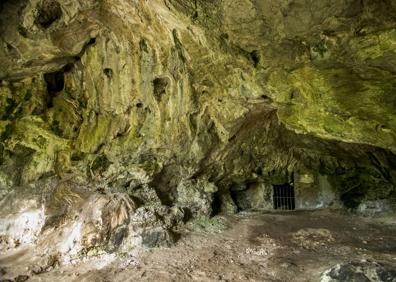 Imagen secundaria 1 - Las cuevas cántabras Auria y Hornos de la Peña, en el programa de TVE &#039;Arqueomanía&#039;