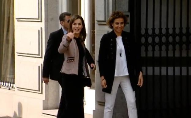 Una joven increpa a la reina Letizia a su salida de un acto en Madrid: «Fuera, antipática, floja»