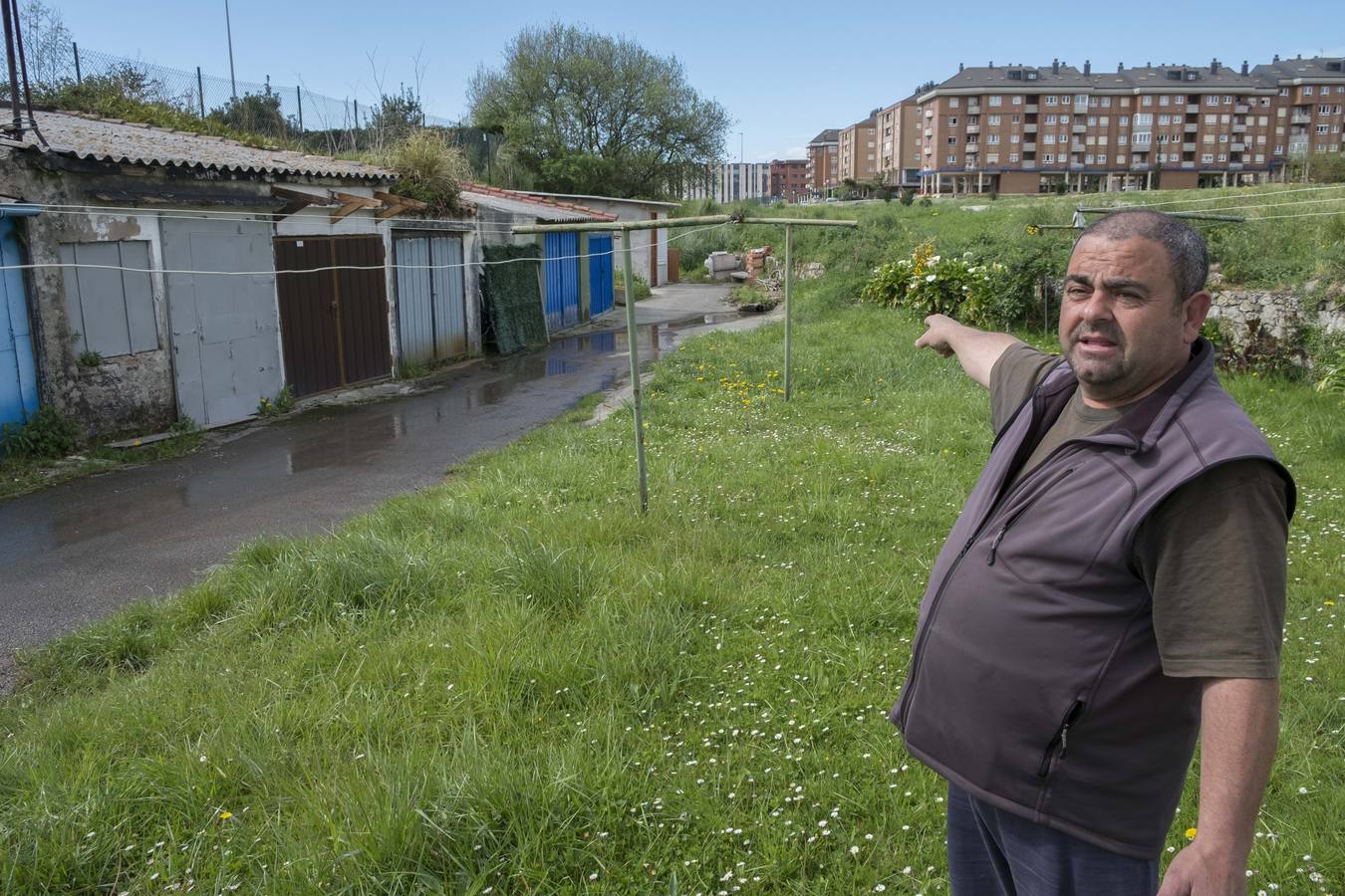 Francisco Javier Muñiz y Conchi Recio muestran la última fuga en su red de abastecimiento, las arquetas de pluviales que se desbordan cada vez que llueve, las bombas de achique que usan los vecinos para que no se les inunden los bajos...