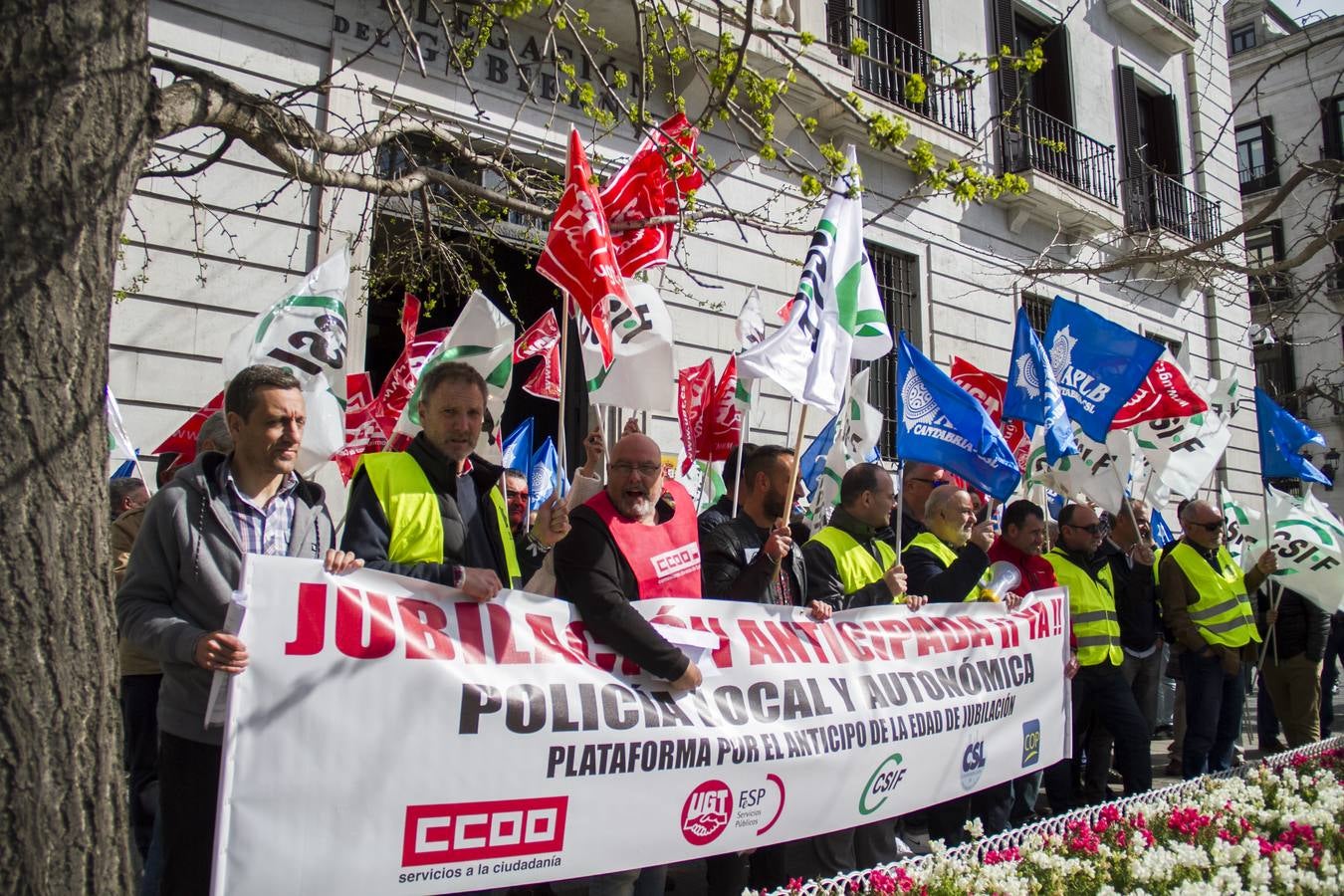 Policías locales se han vuelto a concentrar hoy ante la Delegación del Gobierno en Cantabria para pedir que se anticipe a los 60 años su edad de jubilación, una movilización que se ha desarrollado en toda España y que tendrá continuidad si el Gobierno no atiende sus demandas.