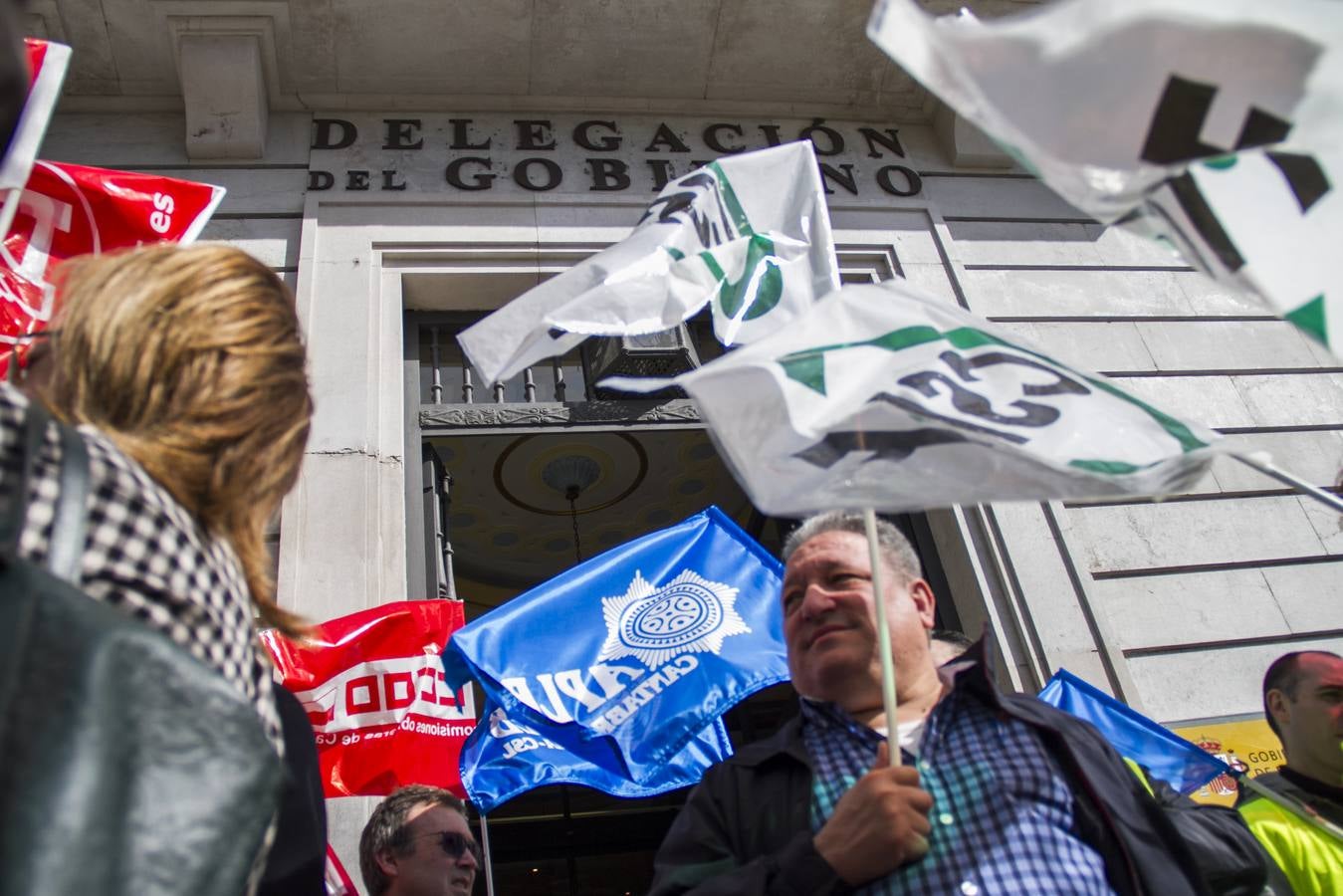 Policías locales se han vuelto a concentrar hoy ante la Delegación del Gobierno en Cantabria para pedir que se anticipe a los 60 años su edad de jubilación, una movilización que se ha desarrollado en toda España y que tendrá continuidad si el Gobierno no atiende sus demandas.