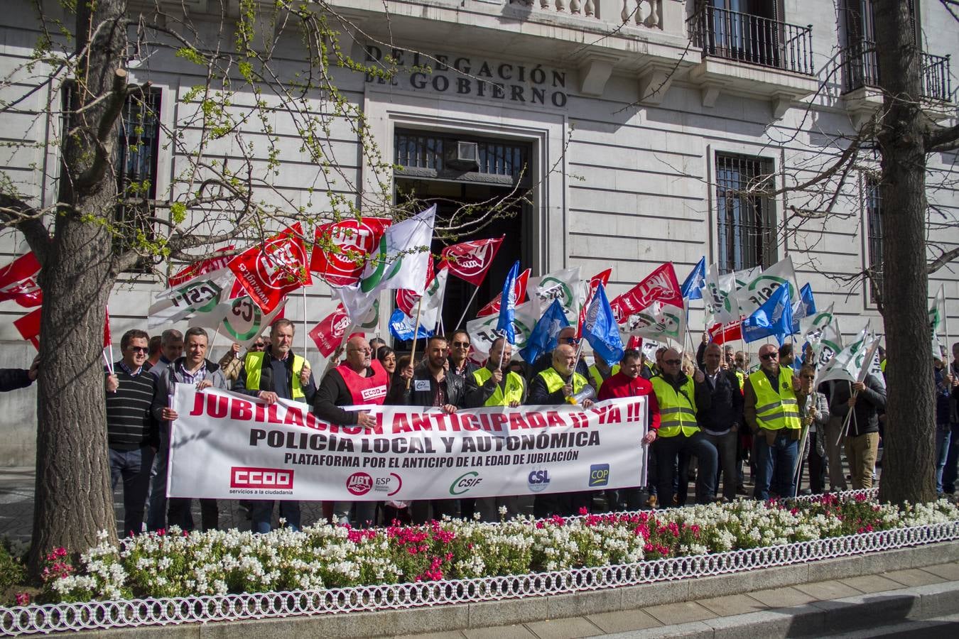 Policías locales se han vuelto a concentrar hoy ante la Delegación del Gobierno en Cantabria para pedir que se anticipe a los 60 años su edad de jubilación, una movilización que se ha desarrollado en toda España y que tendrá continuidad si el Gobierno no atiende sus demandas.