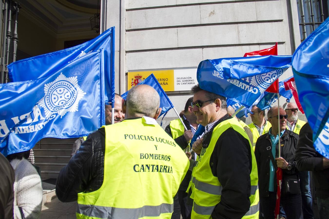 Policías locales se han vuelto a concentrar hoy ante la Delegación del Gobierno en Cantabria para pedir que se anticipe a los 60 años su edad de jubilación, una movilización que se ha desarrollado en toda España y que tendrá continuidad si el Gobierno no atiende sus demandas.