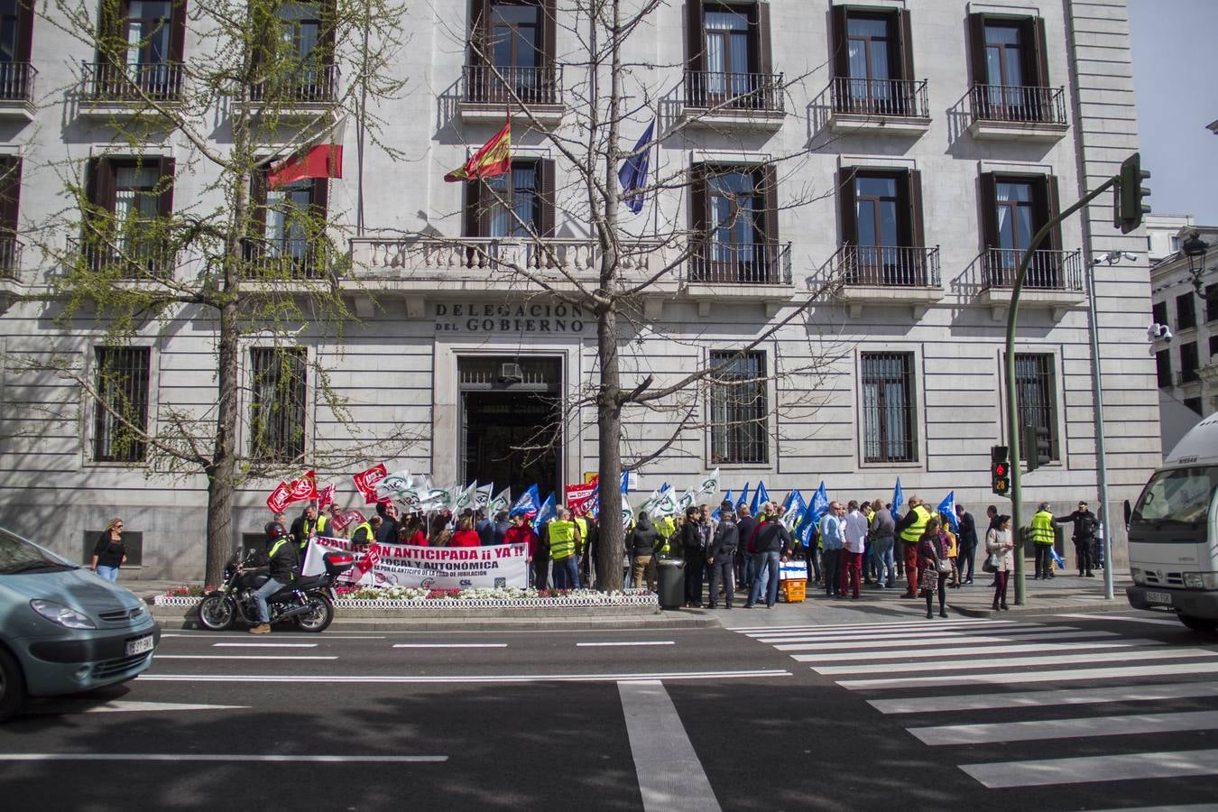 Policías locales se han vuelto a concentrar hoy ante la Delegación del Gobierno en Cantabria para pedir que se anticipe a los 60 años su edad de jubilación, una movilización que se ha desarrollado en toda España y que tendrá continuidad si el Gobierno no atiende sus demandas.