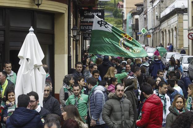 La afición del Racing disfrutó la pasada campaña en las calles de Villaviciosa. 