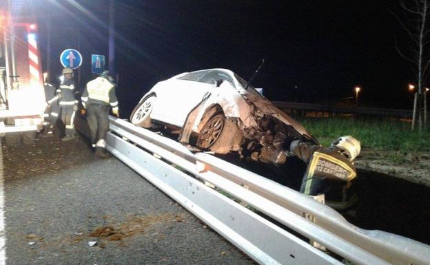 Sale ileso tras sufrir un aparatoso accidente en Colindres