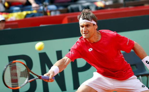 David Ferrer golpea la bola durante el partido. 