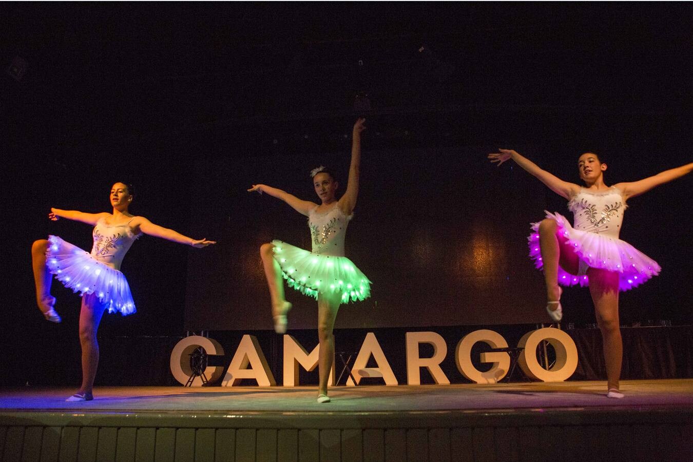 El centro cultural de La Vidriera ha acogido la celebración de la XXVII Fiesta del Deporte de Camargo, un evento que ha tenido lugar anoche para reconocer la labor de los deportistas y los clubes del municipio durante la pasada temporada.