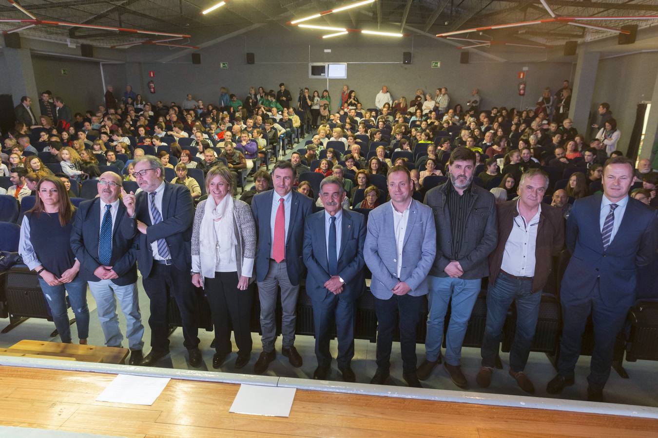 El centro cultural de La Vidriera ha acogido la celebración de la XXVII Fiesta del Deporte de Camargo, un evento que ha tenido lugar anoche para reconocer la labor de los deportistas y los clubes del municipio durante la pasada temporada.