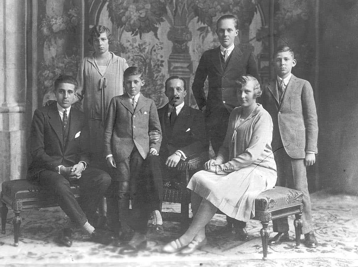 Alfonso XIII posa rodeado de sus hijos, en 1922. De izquierda a derecha, los Infantes Don Jaime, Doña Beatriz y Don Gonzalo; el Príncipe de Asturias Don Alfonso; Doña Cristina y Don Juan. 