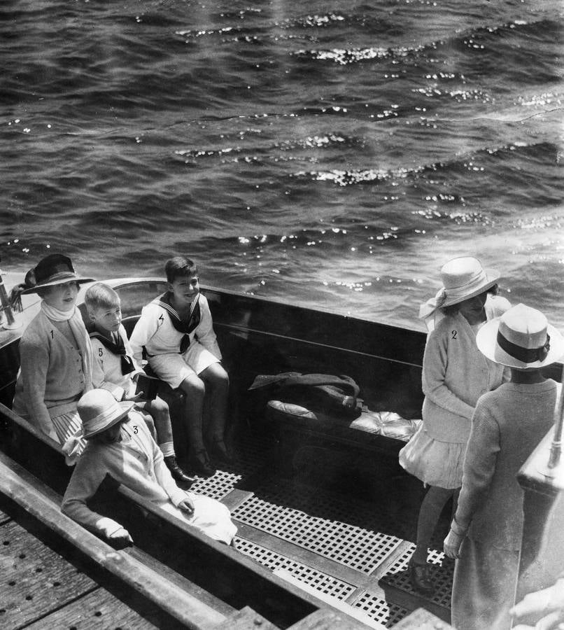 Un día de navegación de verano en Santander. La Reina Victoria Eugenia y sus hijos, los infantes Beatriz,Cristina, Juan y Gonzalo embarcan para navegar por la bahía, el 1 de julio de 1922.