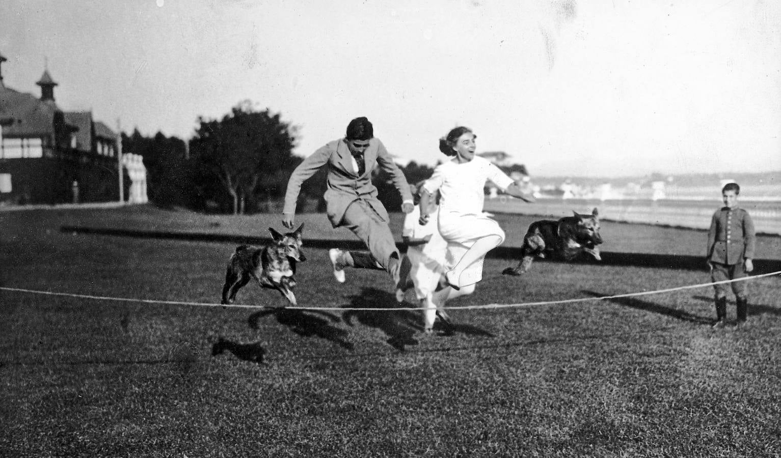 Don Juan y su hermana, la Infanta Beatriz, saltan una cuerda con sus perros, el 15 de agosto de 1923.