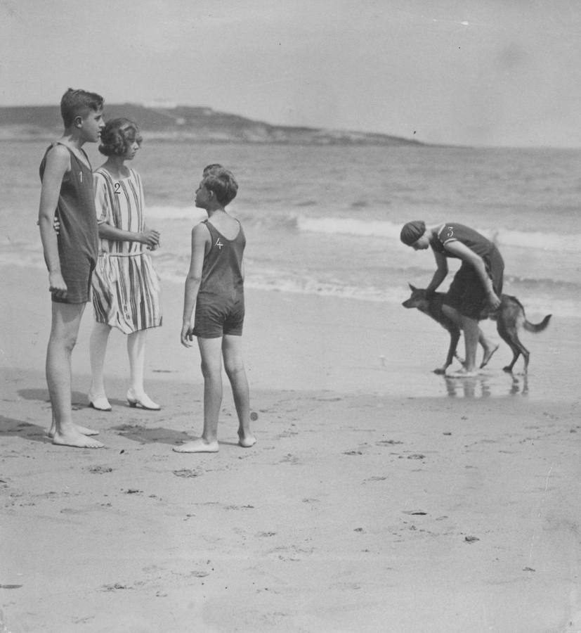 Las jornadas de playa y baño en la Primera Playa de El Sardinero, a los pies de Piquío, eran la diversión veraniega. En la foto, Don Juan, el infante don Jaime y las infantas Beatriz y Cristina.